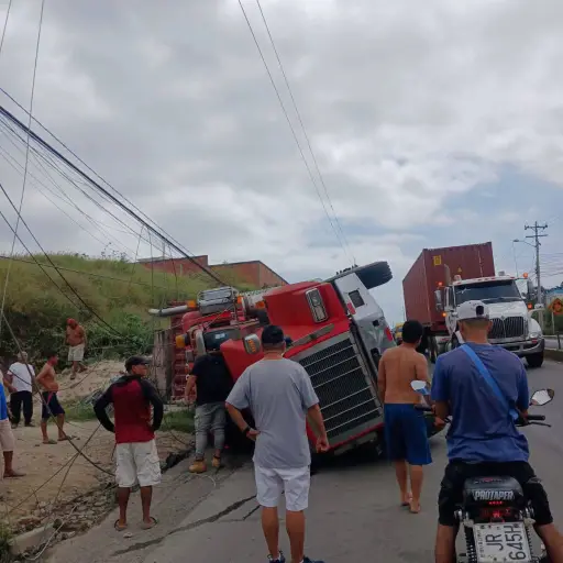 Tráiler se volcó y derribó poste de energía eléctrica en la parroquia Colorado de Montecristi  