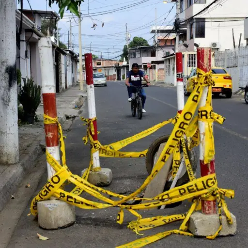 Socavón en la ciudadela Los Algarrobos de Portoviejo preocupa a moradores y afecta la movilidad