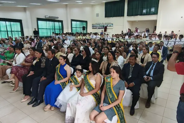 La sesión conmemorativa por los 90 años de vida institucional de la Unidad Educativa Eugenio Espejo ,César Vélez