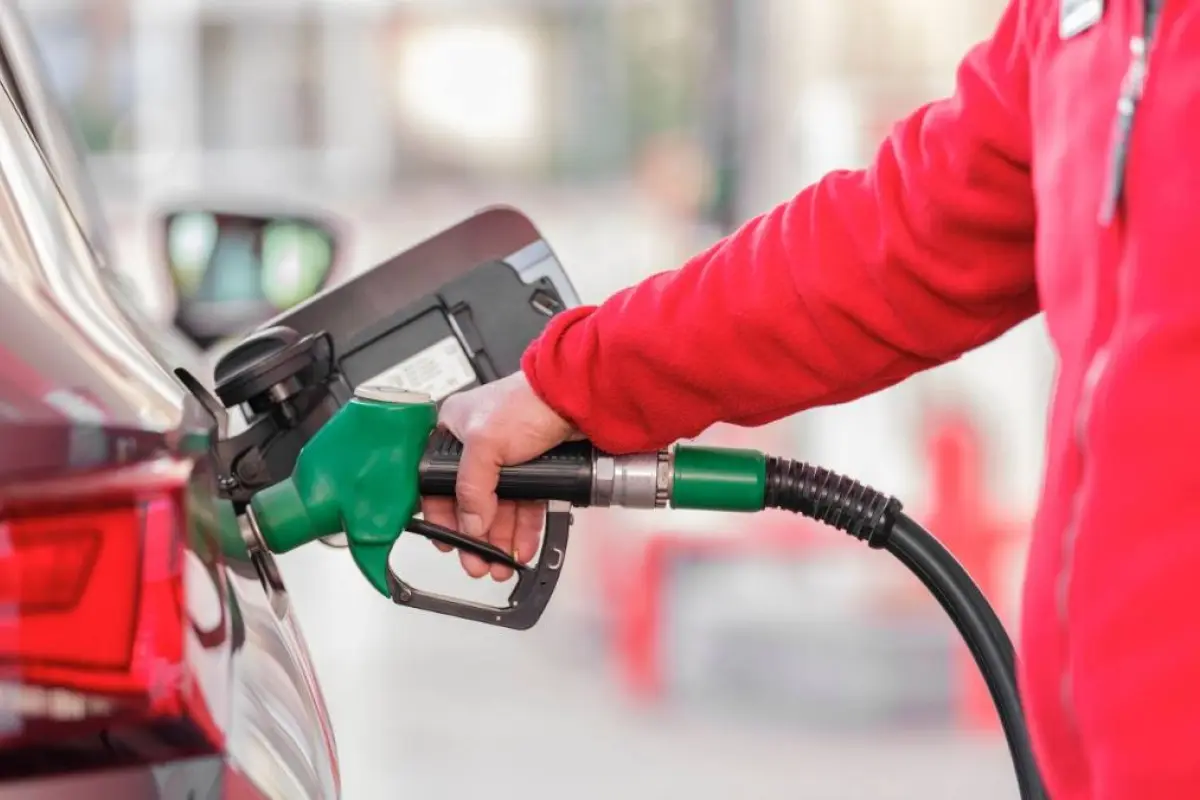 El precio de la gasolina sigue bajando en la región: ¿se reducirá en Ecuador?