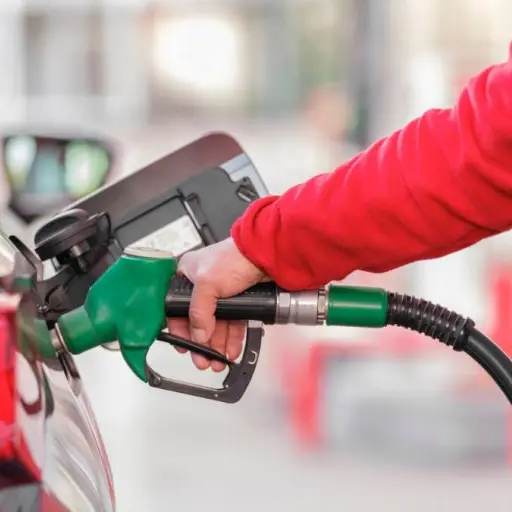 El precio de la gasolina sigue bajando en la región: ¿se reducirá en Ecuador?