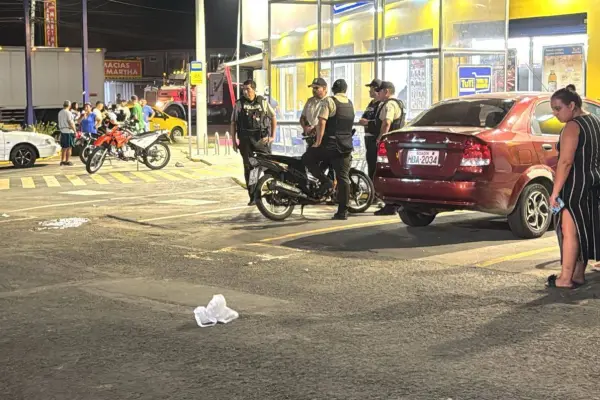 El asesinato ocurrió en los exteriores de un supermercado en el paso lateral del cantón Rocafuerte. ,ED