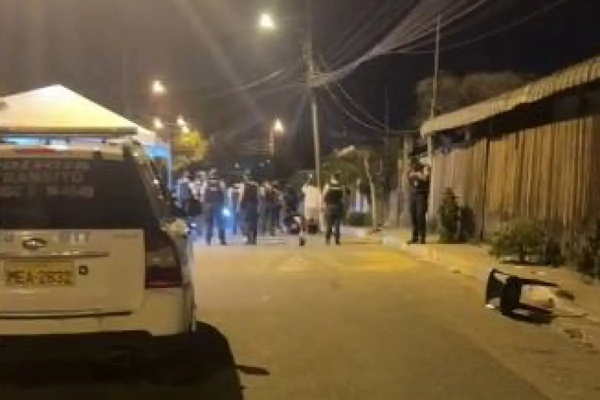 Agentes policiales llegaron al lugar de la masacre para dar inicio a las investigaciones. 