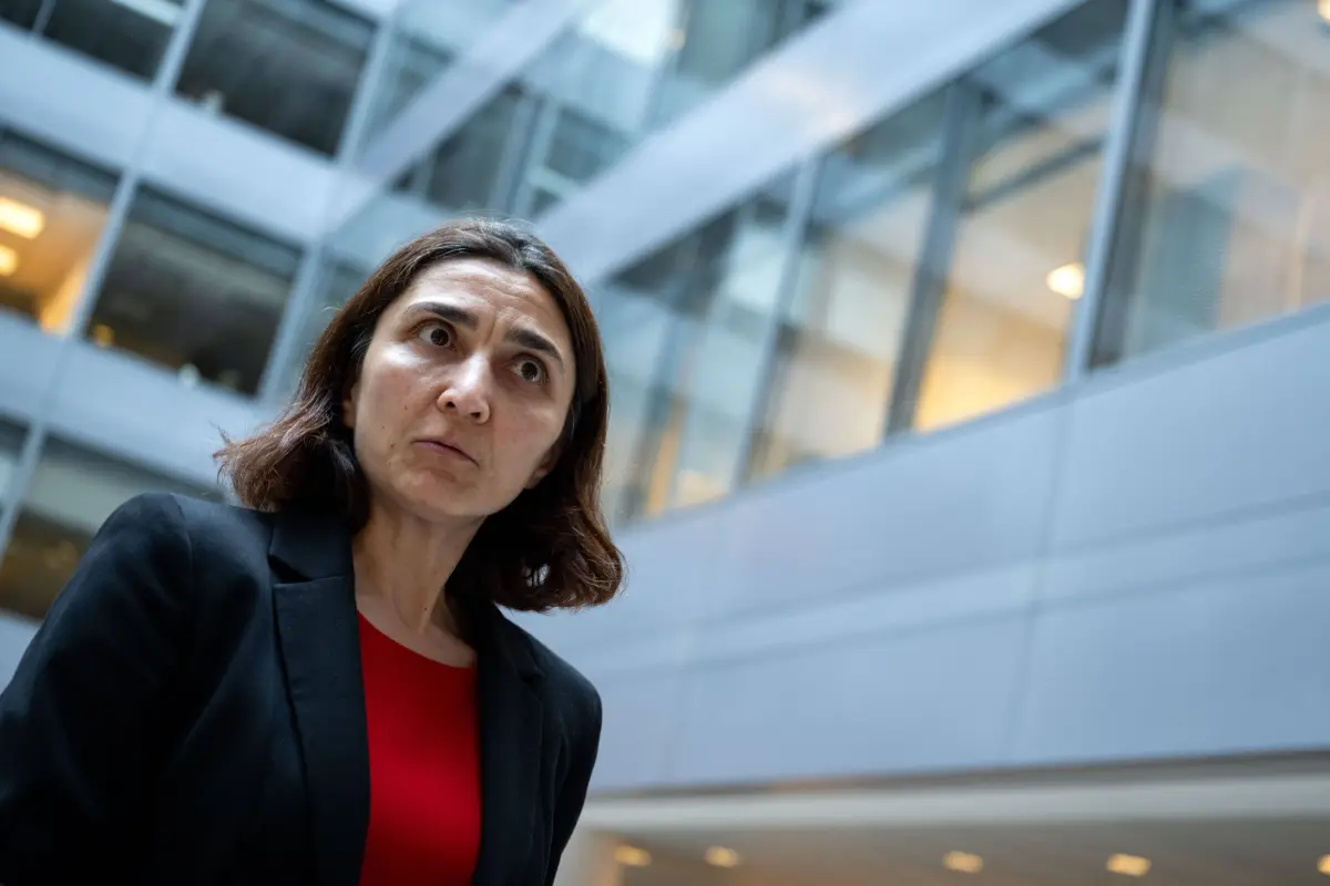 Deniz Igan, jefe de división del Departamento de Investigación del Fondo Monetario Internacional (FMI), habla durante una entrevista con la AFP en la sede del FMI en Washington, DC, el 7 de julio de 2026., KENT NISHIMURA / AFP