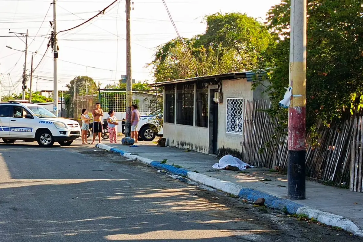El cuerpo de la víctima quedó tendido en una vereda. 