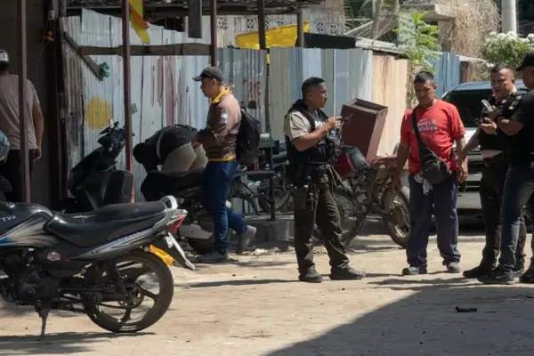 Agentes de la Policía llegaron al lugar de los hechos para iniciar con las respectivas investigaciones. ,Foto: El Diario