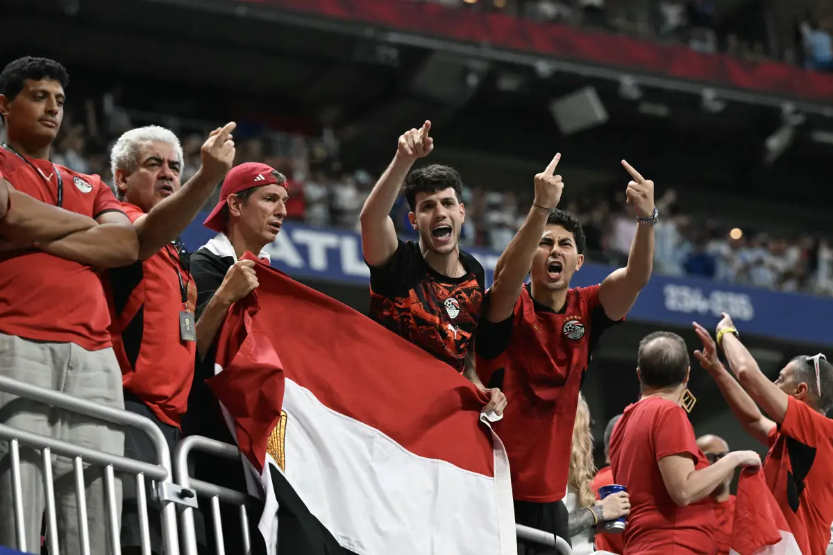  Aficionados egipcios reaccionan durante el partido de octavos de final del Mundial de 2026 entre Argentina y Egipto en el estadio Atlanta, en Atlanta, el 7 de julio de 2026.,  ROBERTO SCHMIDT / AFP