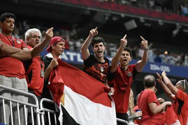  Aficionados egipcios reaccionan durante el partido de octavos de final del Mundial de 2026 entre Argentina y Egipto en el estadio Atlanta, en Atlanta, el 7 de julio de 2026. , ROBERTO SCHMIDT / AFP