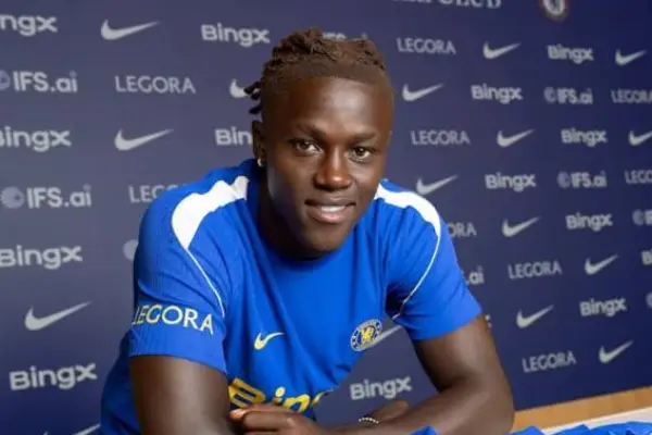 Geovany Quenda tras firmar su contrato con el Chelsea de Inglaterra