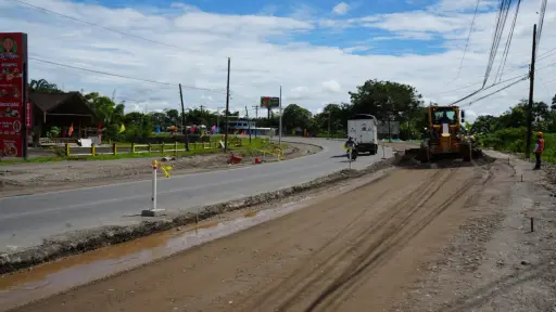 Las lluvias frenan el asfaltado en la vía Alóag-Santo Domingo: hay tres semanas de retraso