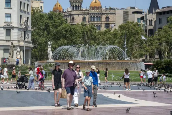 Las personas acúden a parques que cuentan con fuentes de agua para intentar refrescarse de las altas temperaturas en laciudad de Barcelona. (Foto Lorena Sopena / AFP) ,Foto: AFP