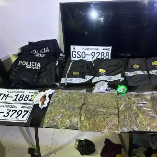 Operativo militar en Guayaquil revela prendas policiales en poder de presuntos integrantes de un grupo criminal