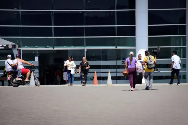 Familiares de pacientes que se encuentran internados en el Hospital de Especialidades Portoviejo, ingresan con ventiladores ante la falta de climatización. ,El Diario