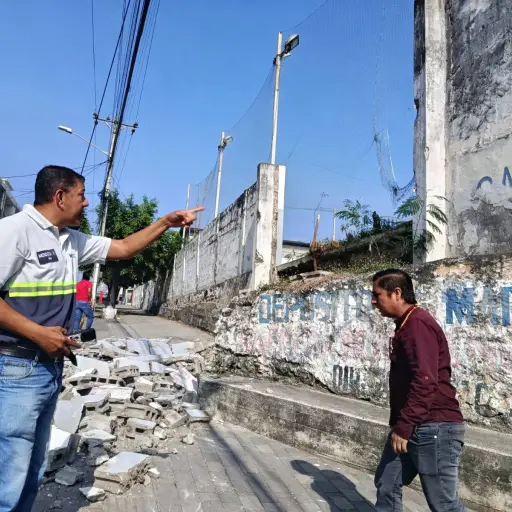 Escombros de muro colapsado en Funteman bloquean vía en el centro de la ciudad  