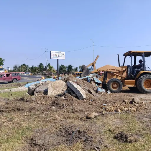 Inician trabajos de readecuación del redondel de Playita Mía con reubicación del Monumento al Pescador