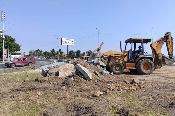 Los trabajos para rediseñar el redondel de Playita Mía ya empezaron, allí se reubicará el monumento al Cholo Pescador. ,El Diario