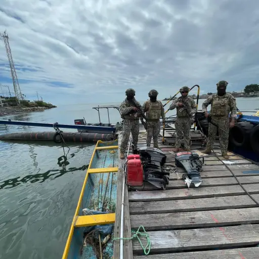 Decomisan lanchas y motores en operativo fluvial en San Mateo, Esmeraldas