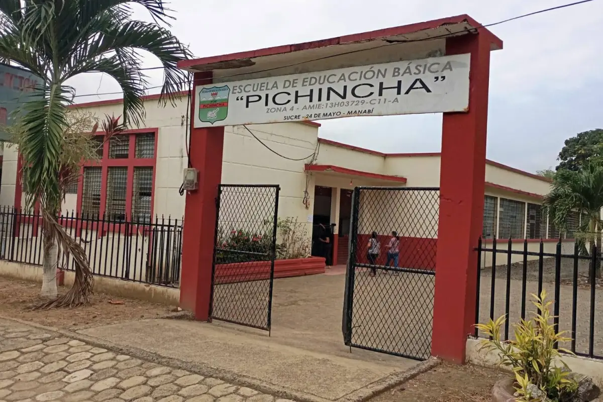 Docentes, estudiantes y padres de familia participarán en la agenda organizada por los 111 años de creación de la Unidad Educativa Pichincha., El Diario
