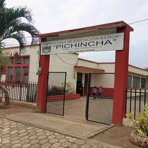 Unidad Educativa Pichincha celebra 111 años con caminata, integración familiar y actividades comunitarias