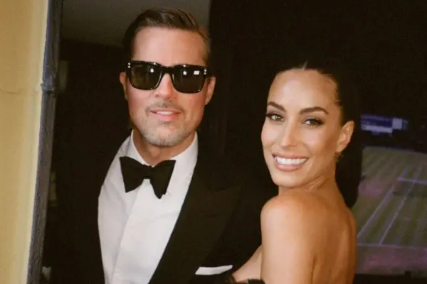 Brad Pitt e Inés de Ramón protagonizaron sus imágenes más románticas hasta la fecha antes de asistir a la boda de Taylor Swift. ,Redes sociales