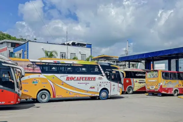 Buses de las cooperativas Rocafuerte y 5 de Mayo operan rutas desde Portoviejo hacia otros cantones de Manabí, en medio de inquietudes de usuarios por cambios en las tarifas