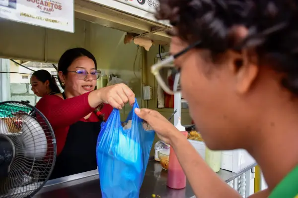 Diana Mora se graduó hace tres años como arquitecta y trabaja en un local de comida. ,El Diario