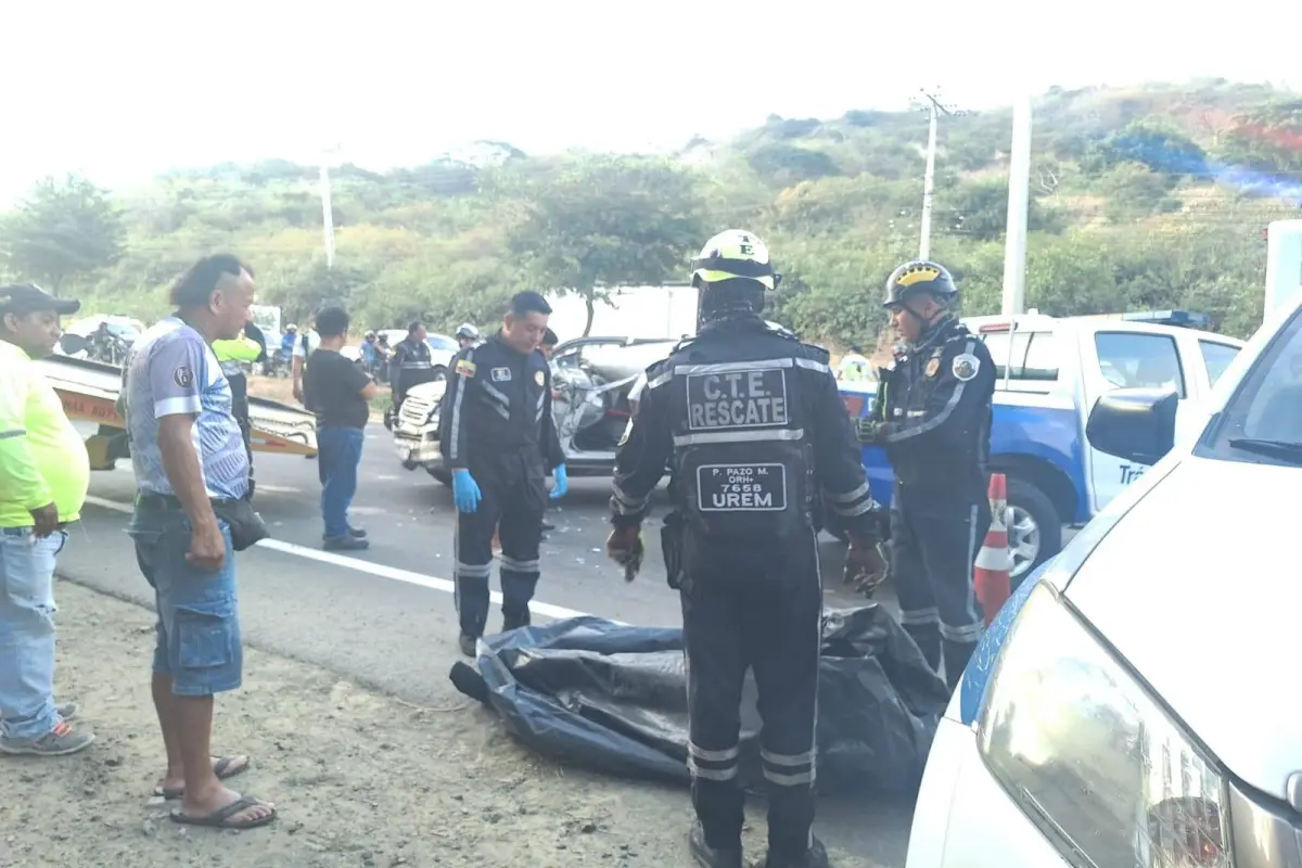 El cuerpo del conductor fue llevado en el balde de un patrullero de la CTE al centro forense., El Diario