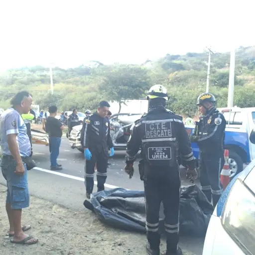 Accidente mortal entre camionetas en la vía Portoviejo-Montecristi deja un fallecido