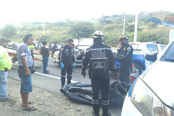El cuerpo del conductor fue llevado en el balde de un patrullero de la CTE al centro forense. ,El Diario