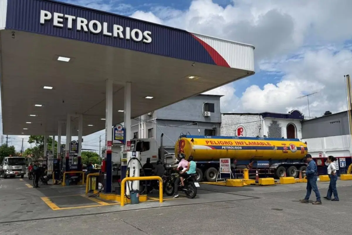 ¿Por qué la gasolina podría no bajar en Ecuador aunque caiga el precio del petróleo?