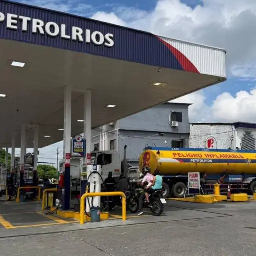 ¿Por qué la gasolina podría no bajar en Ecuador aunque caiga el precio del petróleo?