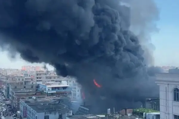 El incendio de gran magnitud ha movilizado a decenas de bomberos y rescatistas.
