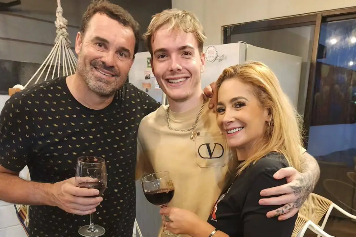 Marián Sabaté y Alejandro Kenig decidieron dejar atrás años de conflictos, y compartieron una parrillado junto a su hijo., Redes sociales