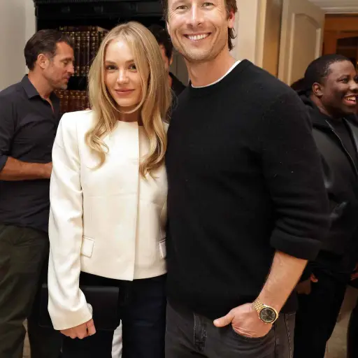 Glen Powell confirma su romance con Michelle Randolph con un romántico beso en redes sociales