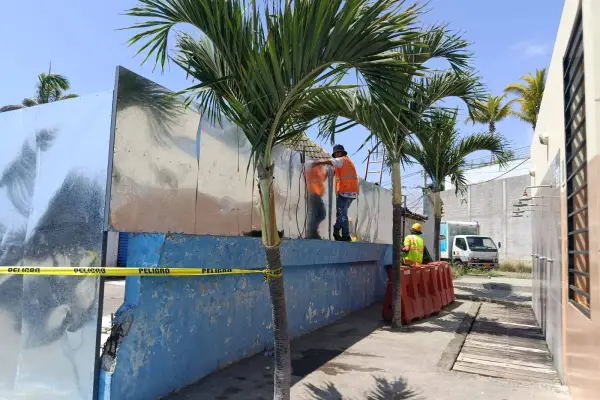 Autoridad Portuaria interviene cinco locales abandonados en el Malecón Escénico de Playa El Murciélago. ,El Diario
