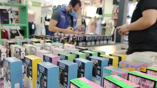 Arcsa decomisa 127 cigarrillos electrónicos irregulares en un centro comercial de Portoviejo