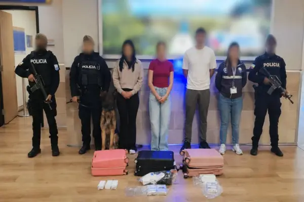Un hombre y dos mujeres fueron descubiertos con drogas en sus equipajes. ,Cortesía