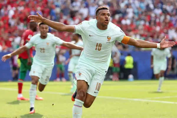 Kylian Mbappé, que falló un penal, celebra su gol ante Marruecos