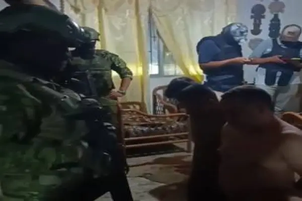 Los sospechosos de integran una banda fueron aprehendidos durante un allanamiento. ,Cortesía