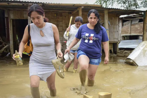 Las afectaciones originadas por el desbordamiento de una quebrada en el cantón Sucre, en Manabí ,El Diario
