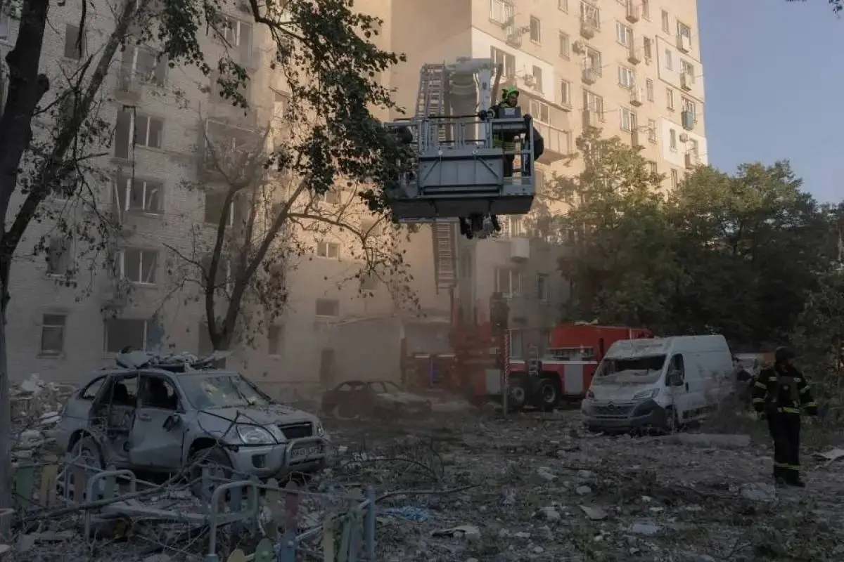 Bomberos ucranianos trabajan en el lugar de un edificio residencial dañado tras un ataque aéreo ruso contra la capital ucraniana, Kiev. , AFP 