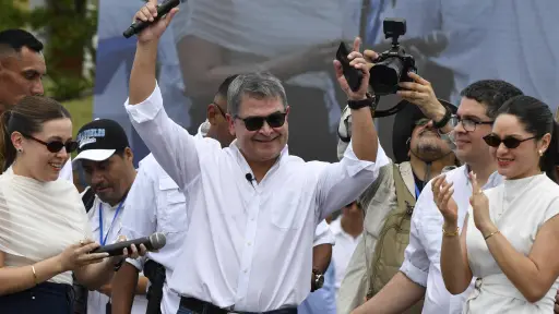 Expresidente Hernández vuelve a Honduras agradecido con Trump por indultarlo de narcotráfico