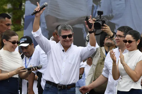 Expresidente Hernández vuelve a Honduras agradecido con Trump por indultarlo de narcotráfico