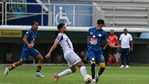 Delfín SC cayó ante Leones FC en un partido histórico por el debut de la árbitra Jennifer Canchingre