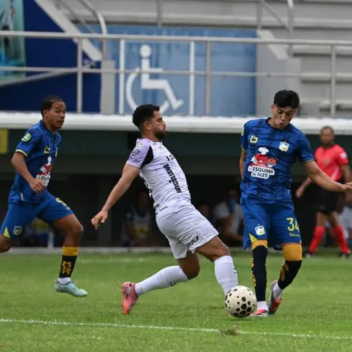 Delfín SC cayó ante Leones FC en un partido histórico por el debut de la árbitra Jennifer Canchingre