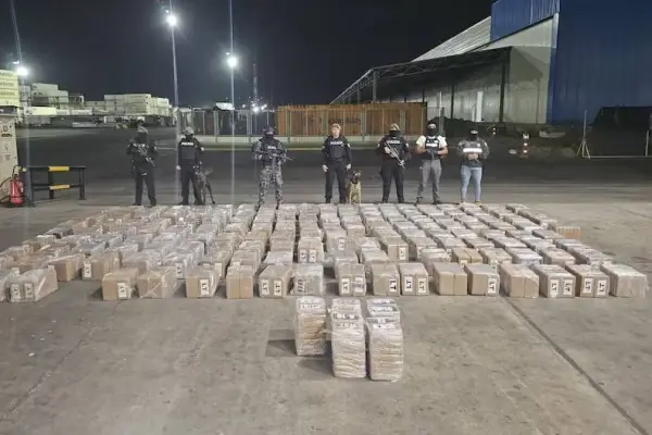 La droga estaba camuflada en un contenedor de exportación agrícola, informó el ministro Reimberg. ,Foto: Ministerio del Interior