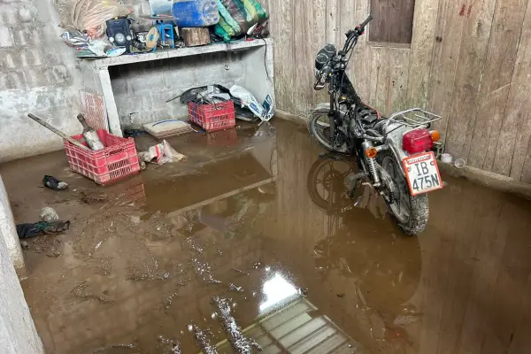 El agua ingresó en viviendas de varios sectores de El Carmen y afectó enseres. ,Redes
