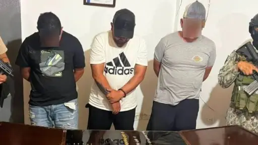 Tres detenidos y evidencias incautadas tras una intervención militar en Bahía de Caráquez, Manabí