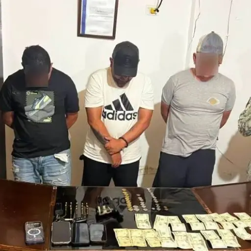 Tres detenidos y evidencias incautadas tras una intervención militar en Bahía de Caráquez, Manabí