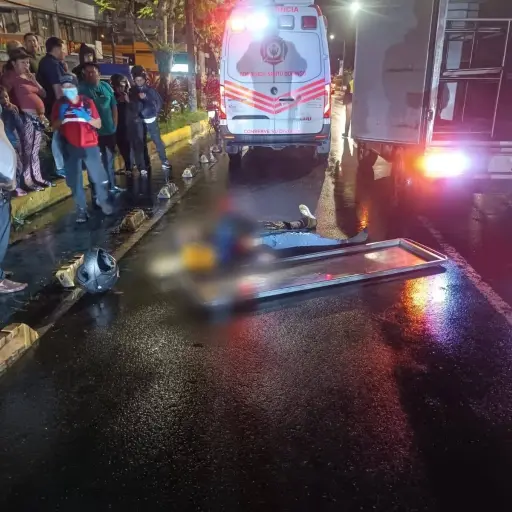 Motociclista pierde la vida tras ser impactado por un taxi en la avenida Abraham Calazacón en Santo Domingo